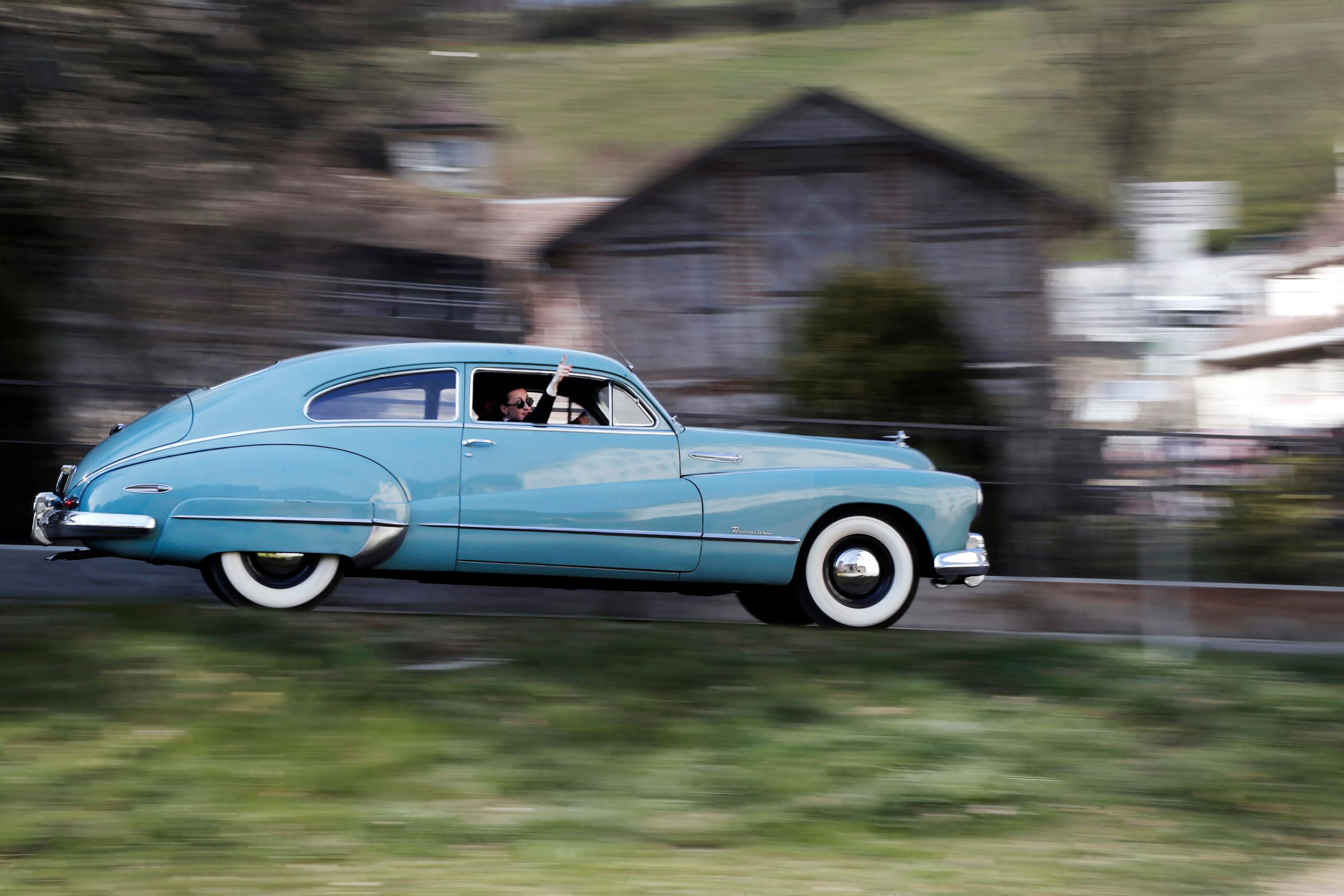 Hellblauer Buick Roadmaster in Fahrt auf einer Landstrasse