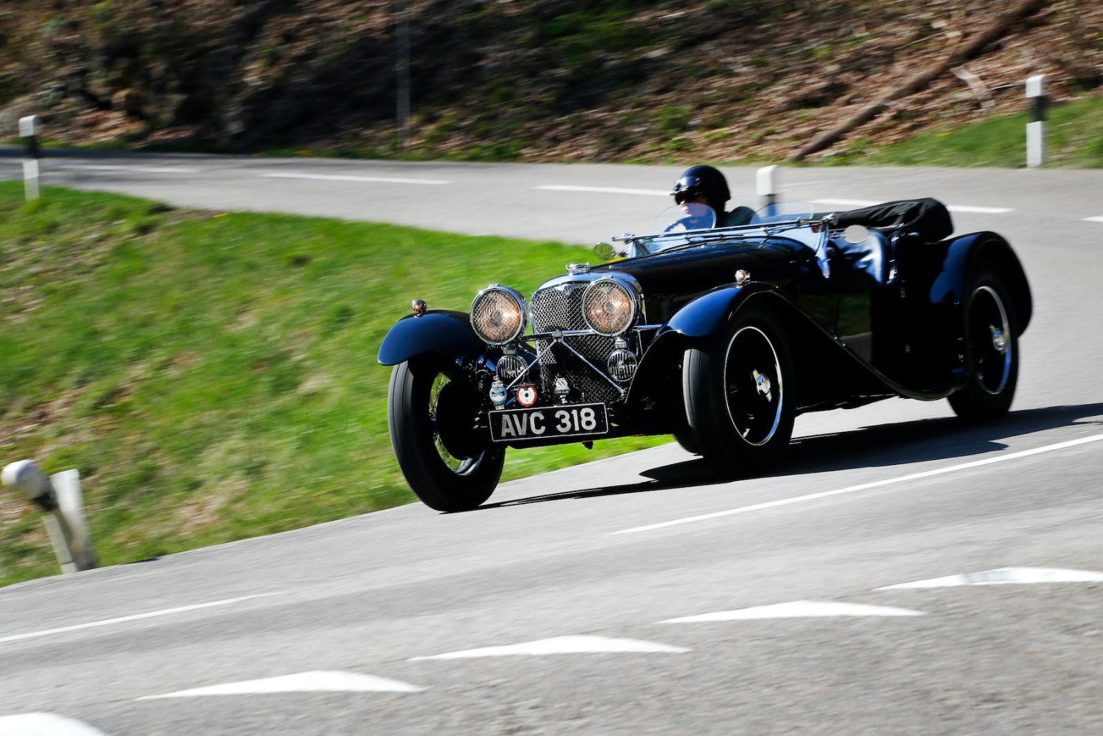 Vorkriegs-Roadster auf einer Bergstrasse