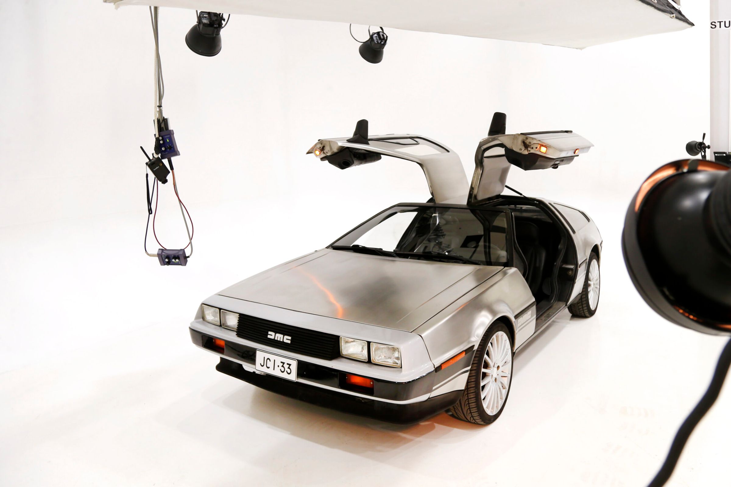 DeLorean mit offenen Flügeltüren im weissen Studio
