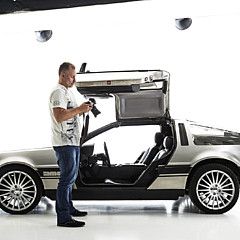 Vesa Eskola mit Kamera vor einem DeLorean im Studio